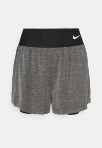 Grijze sportshorts met een zwarte elastische tailleband waarop een wit Nike-logo staat. Gemaakt van een gestructureerd, lichtgewicht materiaal.
