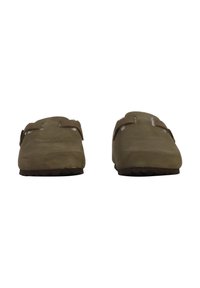 Olivengrønne slip-on sko med to brune stropper, lavet af glat materiale, med en afrundet tå og tekstureret sål for godt greb.