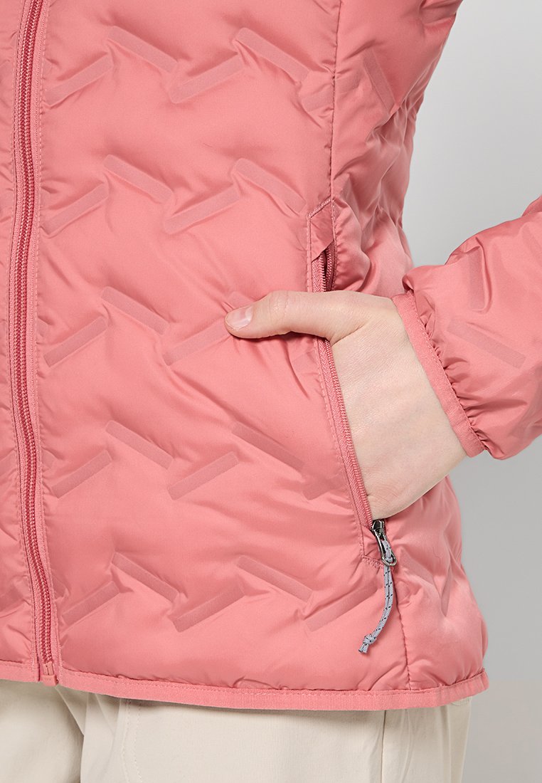 Chaqueta acolchada rosa claro con un patrón de zigzag acolchado, cremallera frontal y bolsillos laterales; cuenta con puños elásticos y dobladillo ajustable.