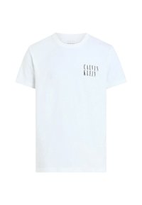 Camiseta de algodón blanca de manga corta, con cuello redondo y un logo negro de "CALVIN KLEIN" impreso en la parte superior izquierda del pecho.