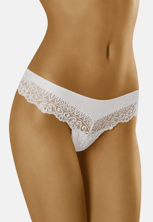 Mutande bianche con pizzo, decorate con motivi floreali, realizzate in tessuto morbido e dal design elegante, che mettono in risalto il pizzo lungo i bordi.