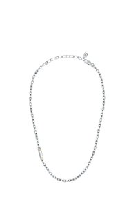 Collana in argento realizzata in anelli metallici, con un accento rettangolare centrale e due punti dorati. Texture liscia, spessore medio.