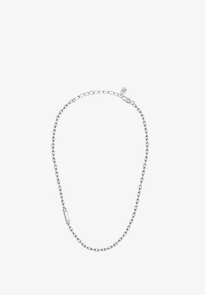Collana in argento realizzata in anelli metallici, con un accento rettangolare centrale e due punti dorati. Texture liscia, spessore medio.