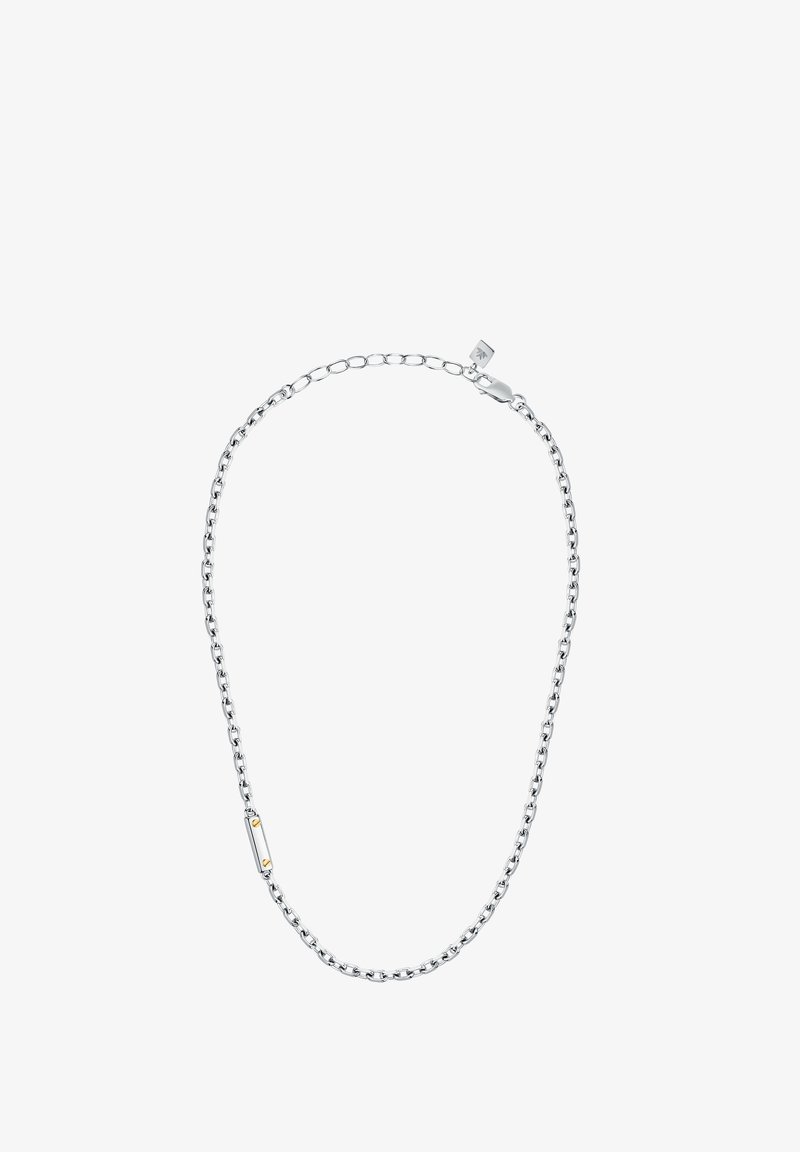 Collana in argento realizzata in anelli metallici, con un accento rettangolare centrale e due punti dorati. Texture liscia, spessore medio.