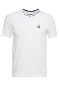 Biała koszulka z krótkim rękawem z logo "cK" na lewej piersi i napisem "Calvin Klein Jeans" wokół kołnierza.