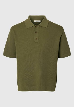 Kortermet olivengrønn strikket poloskjorte med krage og tre brune knapper på stolpen.