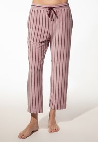 Roze pyjamabroek met verticale bordeauxrode strepen, gemaakt van een zachte stof. Beschikt over een elastische tailleband met een trekkoord en taps toelopende pijpen.