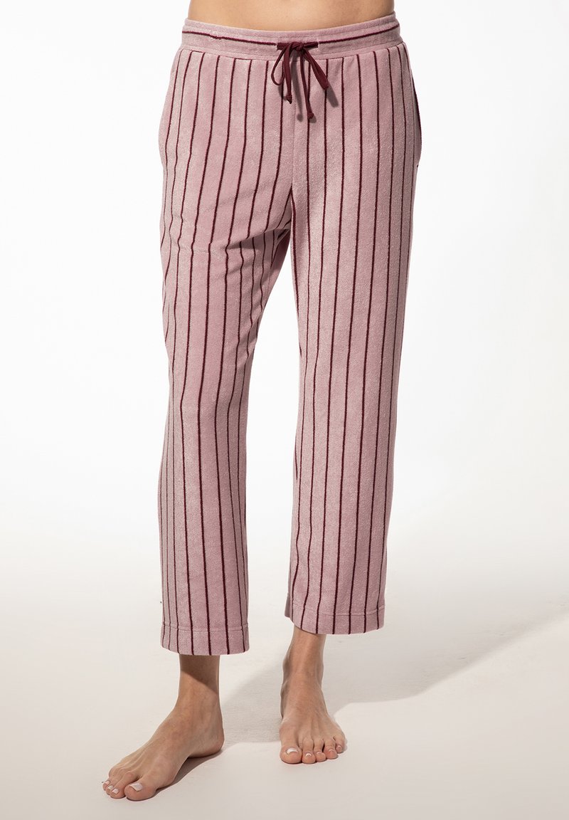 Roze pyjamabroek met verticale bordeauxrode strepen, gemaakt van een zachte stof. Beschikt over een elastische tailleband met een trekkoord en taps toelopende pijpen.