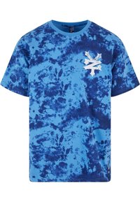 Blå tie-dye T-skjorte i forskjellige nyanser av blått, laget av bomull, med et hvitt grafisk design på brystet og rund hals.