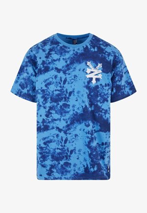 Sinine tie-dye T-särk erinevates sinistes toonides, valmistatud puuvillast, valge graafilise kujundusega rinnal ja ümmarguse kaelusega.