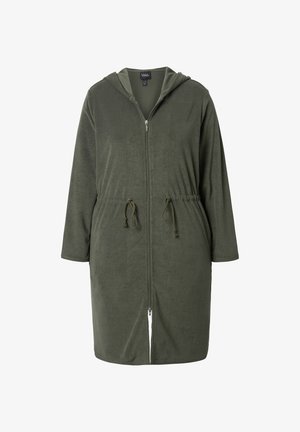 Veste à capuche zippée olive avec une taille à cordon, des manches longues et un tissu doux et texturé. Elle possède une fermeture éclair à l'avant et une capuche.