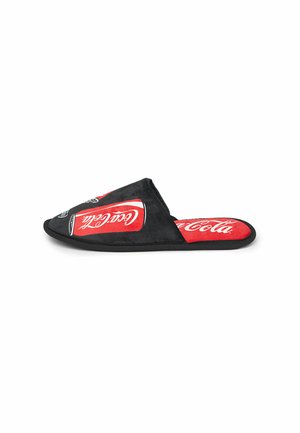 Schwarze und rote Pantoffeln zum Hineinschlüpfen mit einem Coca-Cola-Logo auf dem Obermaterial und der Innensohle, einem weichen Stoff-Außenmaterial und einer gepolsterten Sohle.