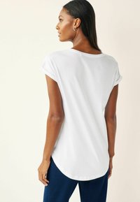 Next V-NECK - Osnovna majica kratkih rukava - white