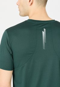 Endurance T-shirt med print - sea moss