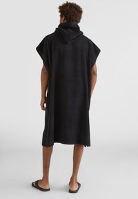 Poncho nero con cappuccio realizzato in spugna, caratterizzato da maniche corte e una vestibilità rilassata, che arriva a metà polpaccio. Tessuto morbido, senza motivi visibili.
