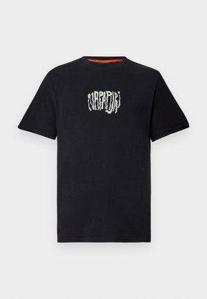Zwarte katoenen T-shirt met een ronde halslijn en korte mouwen. Heeft een textured witte grafische logo gecentreerd op de borst.