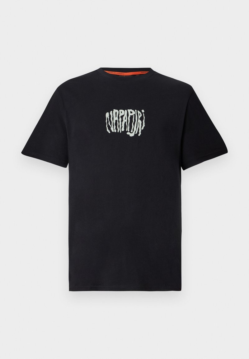 Camiseta de algodón negra con cuello redondo y mangas cortas. Presenta un logo gráfico blanco texturizado centrado en el pecho.