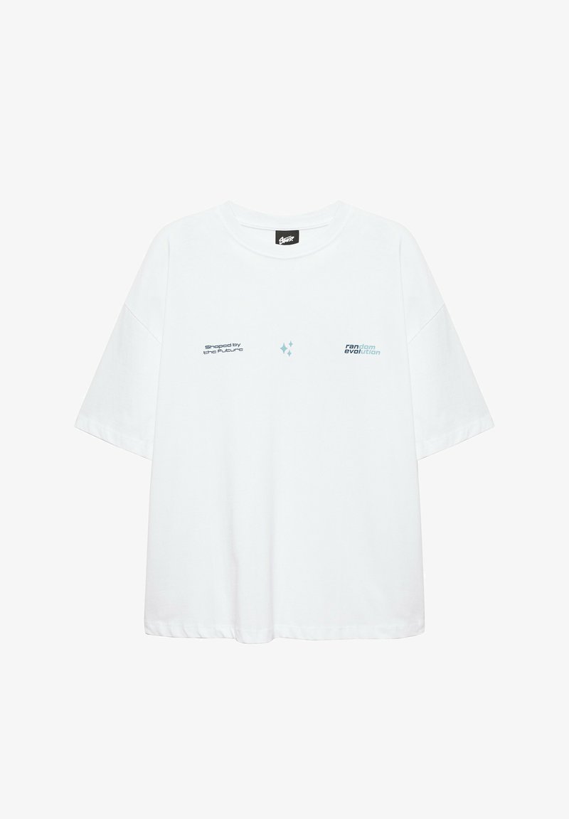 T-shirt blanc oversize à manches courtes avec petit texte "shaped by the future" à gauche et "random evolution" sur la partie droite de la poitrine.