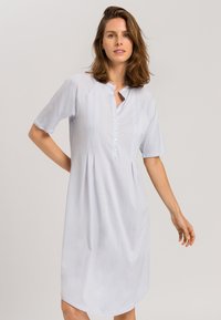 Abito di un azzurro chiaro, fino al ginocchio, realizzato in tessuto morbido, caratterizzato da maniche corte, una chiusura a bottoni sul davanti e pieghe che partono dalla vita.