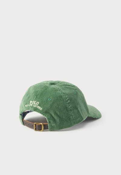 Πράσινο καπέλο baseball Polo Ralph Lauren από κορδόνι με ρυθμιζόμενο καφέ δερμάτινο λουράκι και μεταλλική πόρπη, εμφανίζεται από πίσω.