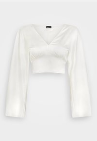 Vit satin crop top med långa ärmar, V-ringning och veckad detalj i mitten. Slät textur med en figursydd silhuett.