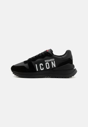 Musta urheilukenkä, jossa on kimaltelevan ja samettisen tekstuurin yhdistelmä. Varustettu rohkealla "ICON"-logolla ja "DSQUARED2"-tekstillä. Pyöristetty kärki ja kumipohja.