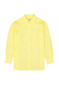 Żółta koszula z długim rękawem na guziki, z kołnierzykiem i kieszenią na lewej piersi, wyłożona płasko na białym tle.