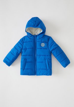 Veste rembourrée bleue avec une capuche, dotée d'une fermeture éclair sur le devant, de deux poches latérales et d'un patch rond avec logo sur la poitrine gauche. Texture lisse.