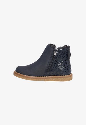 Stivaletti navy con finitura liscia, pannello decorativo con stampa leopardata, chiusura a zip, bordo scallop e suola in tessuto marrone chiaro.