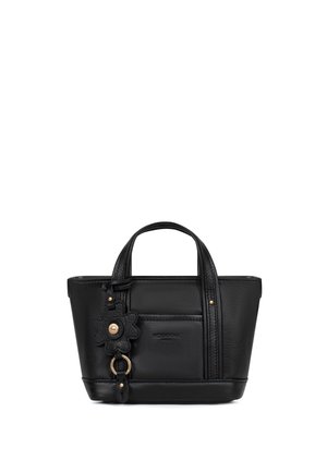 Czarna skórzana torebka z podwójnymi uchwytami, przednią kieszenią oraz dołączonym breloczkiem w kształcie kwiatu ze złotymi detalami, na białym tle.