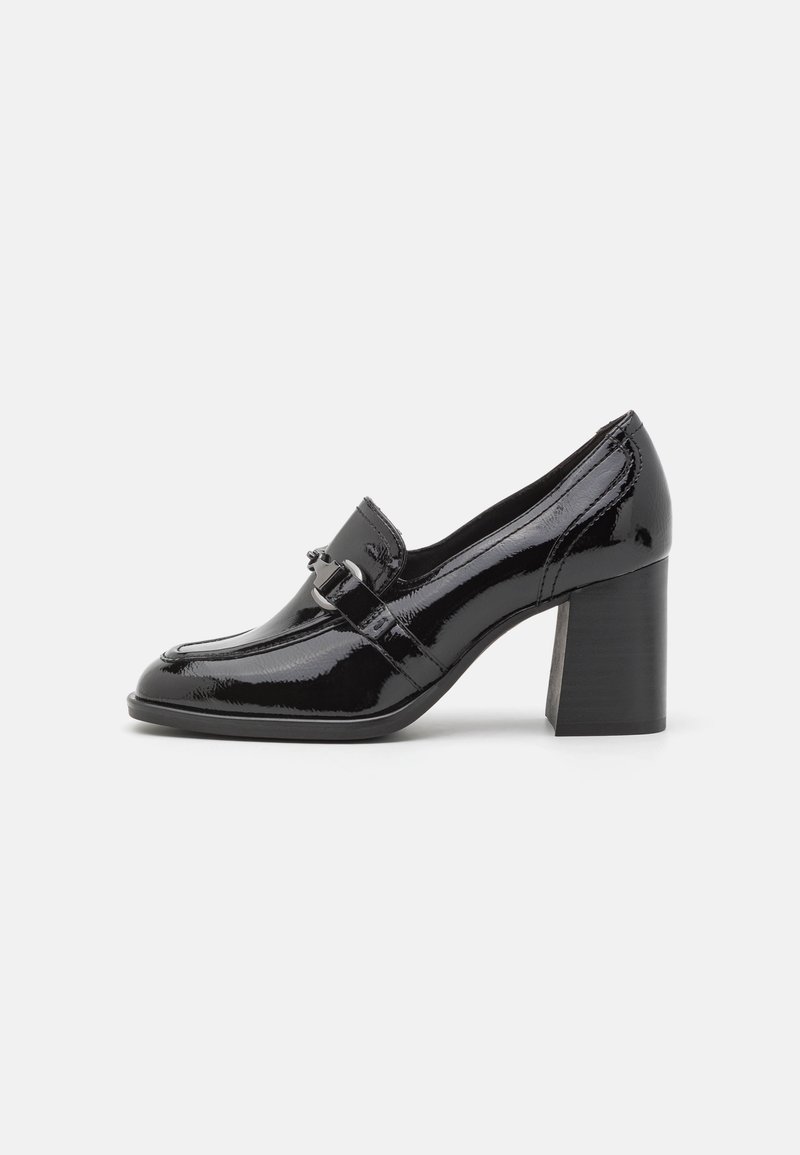 Mocassin pour femmes en cuir verni noir avec talon bloc et détail de bride décorative, présenté de profil sur fond uni.