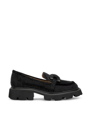 Mocassins noirs à surface texturée, ornés de détails cloutés, avec une semelle épaisse et chunky, et une sangle décorative sur le dessus.