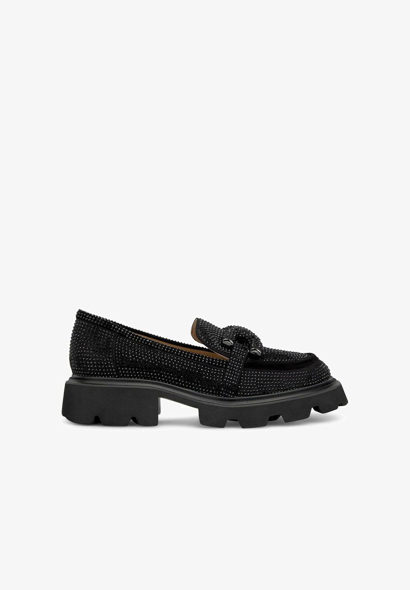 Mocasines negros con una superficie texturizada, adornados con detalles de tachuelas, una suela gruesa y chunky, y una correa decorativa en la parte superior.