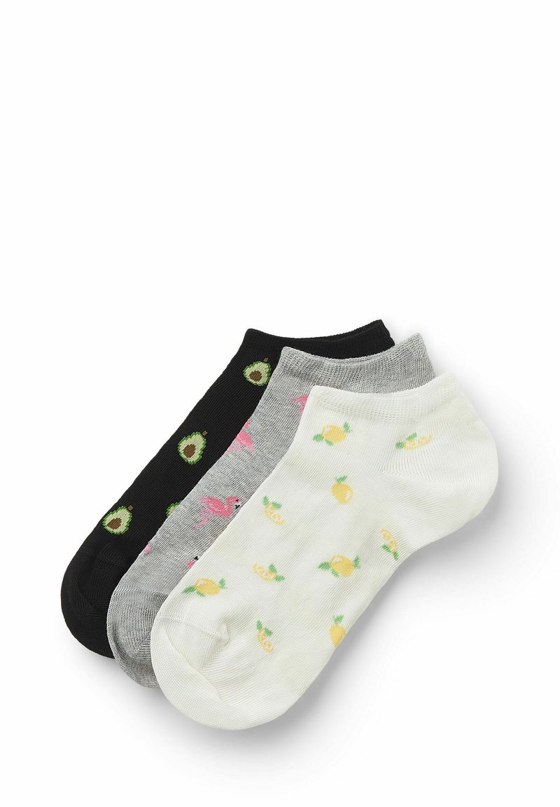 Tři páry kotníkových ponožek: jedny černé s zelenými potiskem avokáda, jedny šedé s růžovými plameňáky a jedny bílé se žlutými vzory citronů.