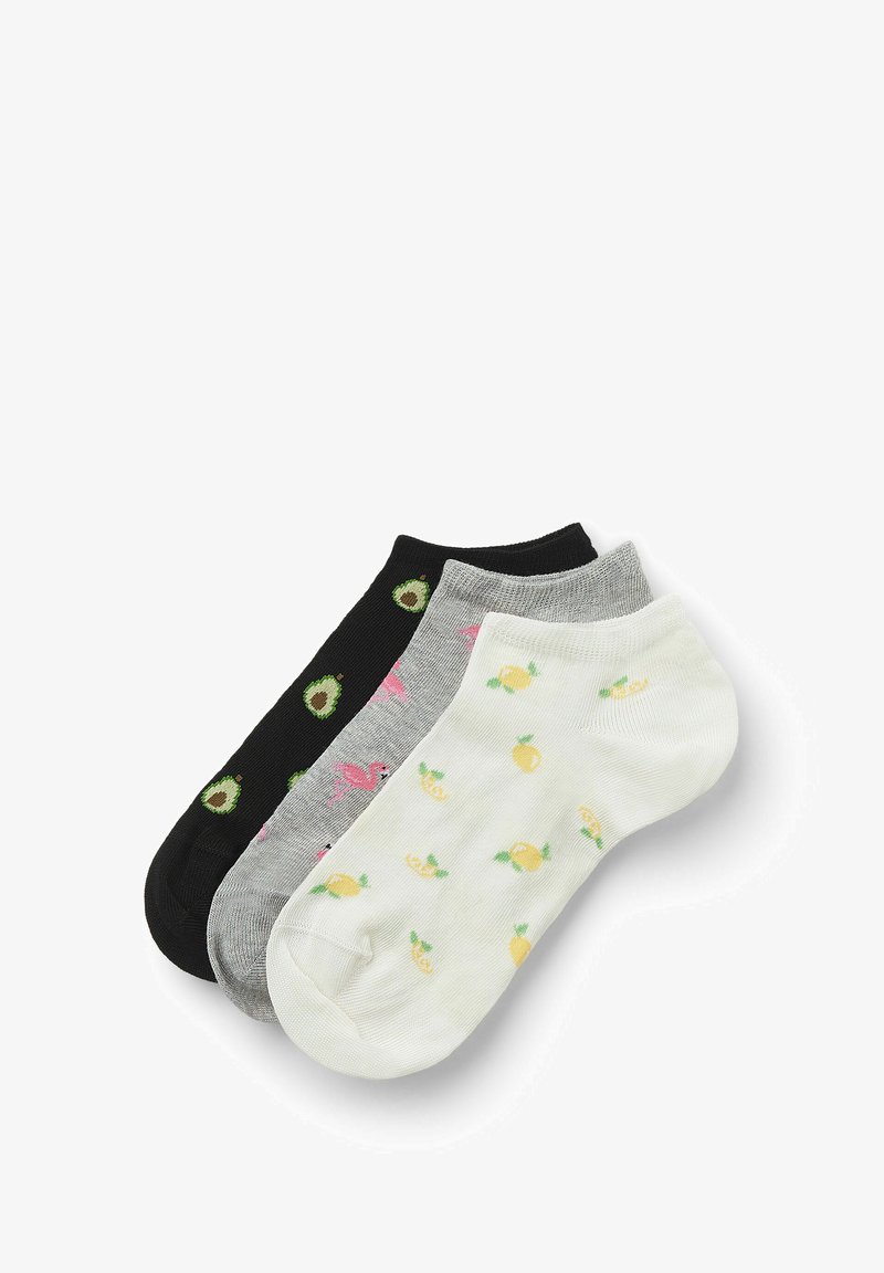 Tři páry kotníkových ponožek: jedny černé s zelenými potiskem avokáda, jedny šedé s růžovými plameňáky a jedny bílé se žlutými vzory citronů.