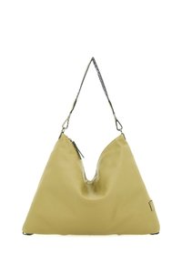 Borsa hobo in morbida pelle gialla con apertura a forma di V, caratterizzata da una superficie texturizzata e una singola tracolla regolabile per il trasporto.