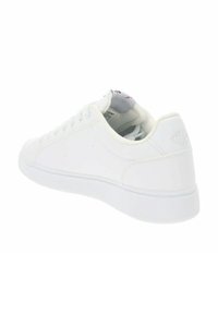 Sneaker bianco con una finitura liscia simile alla pelle, punta arrotondata, parte anteriore con lacci e suola in gomma piatta. Presenta un piccolo logo sul tallone.