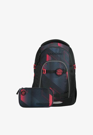 Dunkelblauer und roter Rucksack mit geometrischem Muster und passendem Federmäppchen, beide mit FC Bayern München-Logo und Coocazoo-Branding.