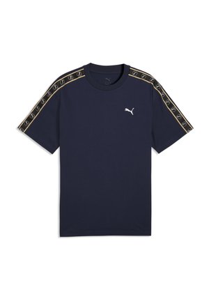 Marineblaues Puma T-Shirt mit schwarzen und goldenen Markenstreifen auf den Schultern und weißem Puma-Logo auf der linken Brust.