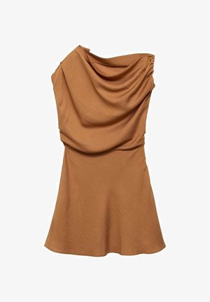 Robe brune drapée avec un design à une épaule, texture douce et ourlet évasé. Le tissu semble léger et lisse.