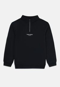 Sudadera negra de manga larga con cuello de media cremallera y texto "Edición de estudio 55°57'03''N" centrado en el pecho.