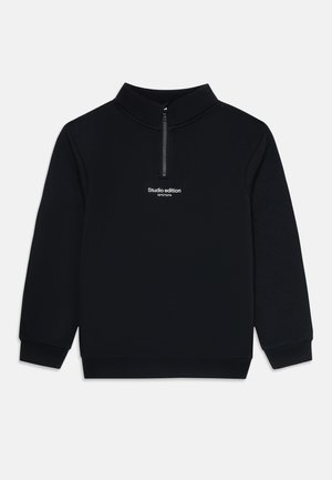 Zwarte longsleeve pullover met een halve rits kraag en de tekst "Studio editie 55°57'03''N" gecentreerd op de borst.