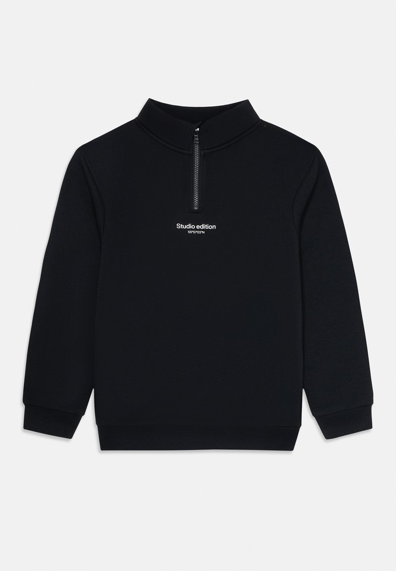 Sudadera negra de manga larga con cuello de media cremallera y texto "Edición de estudio 55°57'03''N" centrado en el pecho.