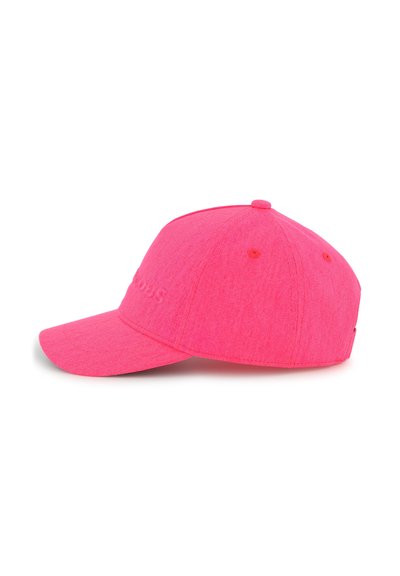 Roze baseballcap met een gebogen rand, gemaakt van textuurstof. Heeft zes panelen en geborduurde letters aan de voorkant.