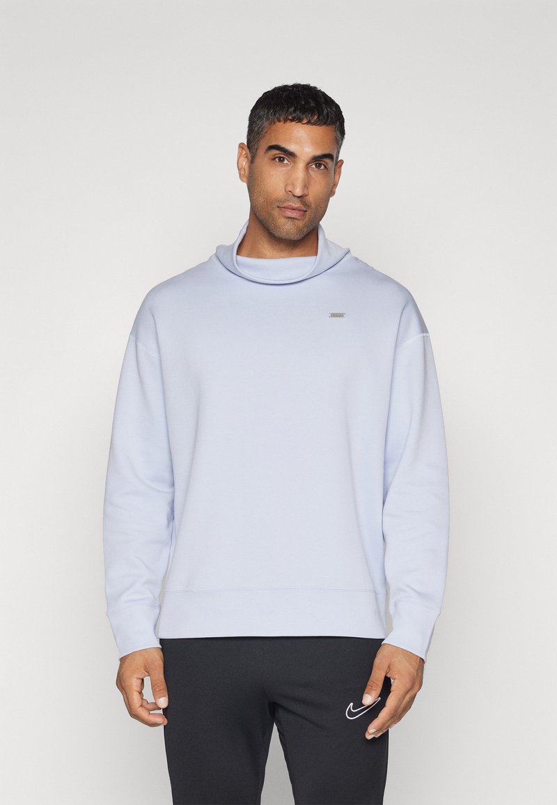 Felpa azzurra chiara con colletto drappeggiato alto. Realizzata in tessuto morbido ed elastico. Dettaglio logo argentato sul petto, polsini e orlo a coste.