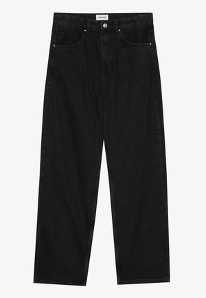 Schwarze hochtaillierte gerade Jeans mit Fronttaschen, Knopfverschluss und Gürtelschlaufen, flach auf einem weißen Hintergrund ausgelegt.