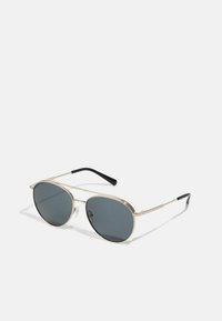 Lunettes de soleil aviateur en métal doré avec des verres gris foncé. Présentent des détails texturés sur la monture et des embouts en acétate noir sur les branches.