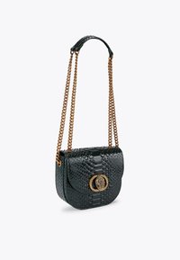 Borsa a tracolla con motivo di serpente nero, rifinita con dettagli dorati e catena. Presenta una chiusura a pattina e una finitura texturizzata.
