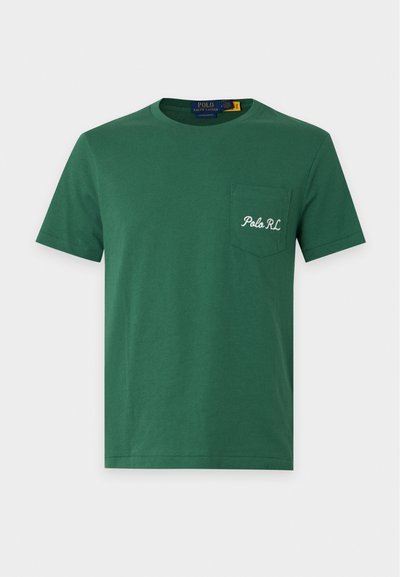 Πράσινο κοντομάνικο T-shirt με στρογγυλή λαιμόκοψη και κεντητό "Polo RL" στην θήκη στο στήθος, με ορατή ετικέτα λαιμού Polo Ralph Lauren.