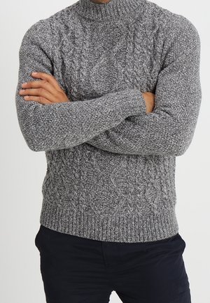 Pull en cachemire gris avec un motif de tricot en câbles, des poignets et un ourlet côtelés, et une coupe ajustée.